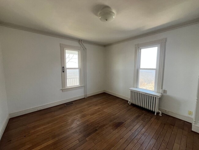 Building Photo - Breathtaking River Views!