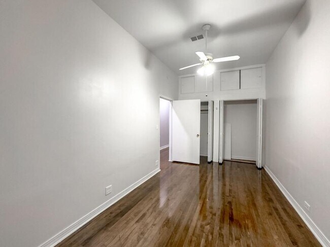 Building Photo - 4 bedroom in Chicago IL 60657
