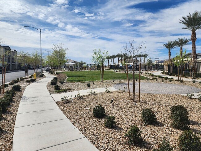 Building Photo - 3 story 3 bed/3 bath townhouse in brand ne...