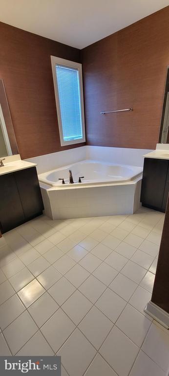 Building Photo - 1 N Commerce Square