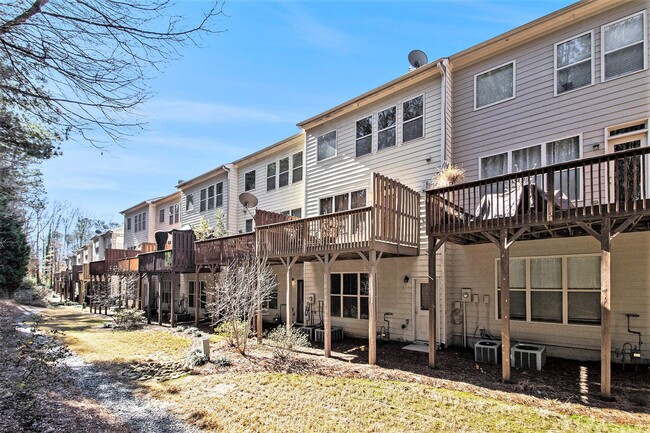 Building Photo - Tri Level Townhome in Tucker