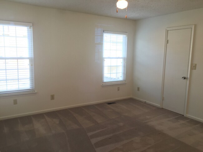Building Photo - 656 Oleander Cir