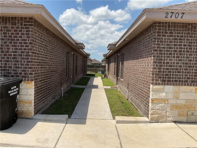 Building Photo - 18 W Garfield Ave