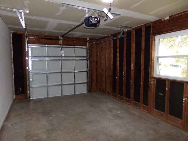 Building Photo - Updated Northeast Pensacola 3BR Home with Granite Kitchen, Tile Floors & Garage