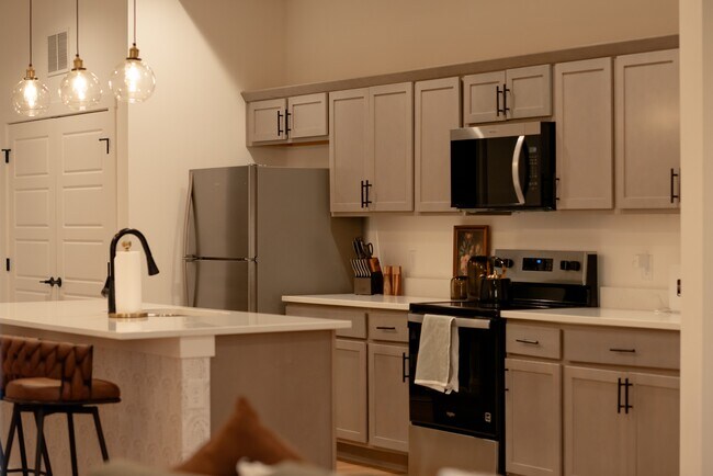 Building Photo - 1204 SW Franklin Dr