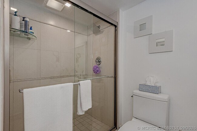 Building Photo - 3475 N Country Club Dr
