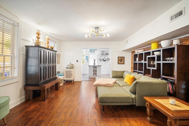 Building Photo - 237 Coming St