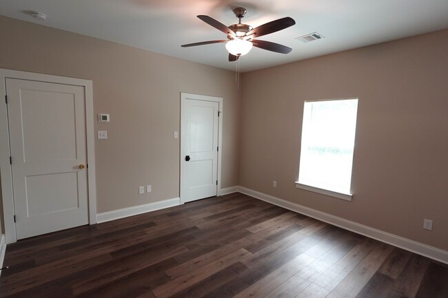 Building Photo - 16284 Chandler Pl