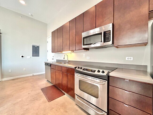 Building Photo - Charming Downtown High Rise Condo  1BD/1BA with Upgraded Features