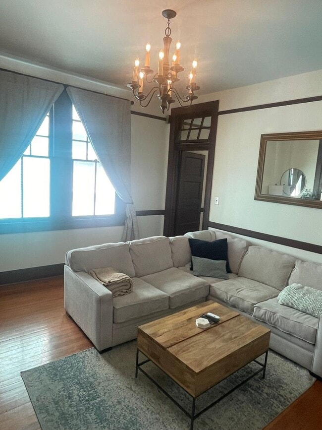 Building Photo - Gorgeous 3BD/2BA Single Family Home in Mid...