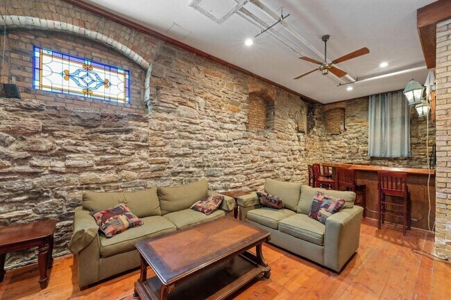 Building Photo - 609 S 9th St