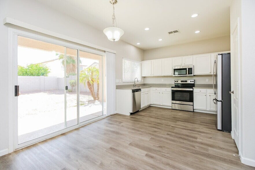 Building Photo - 11559 W Buchanan St