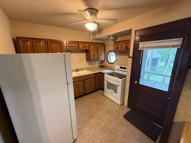 Building Photo - 4 Bedroom Home