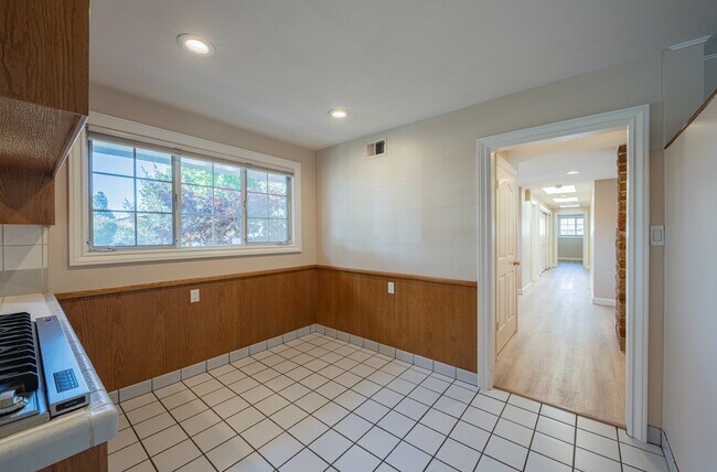 Building Photo - 509 Manor Dr