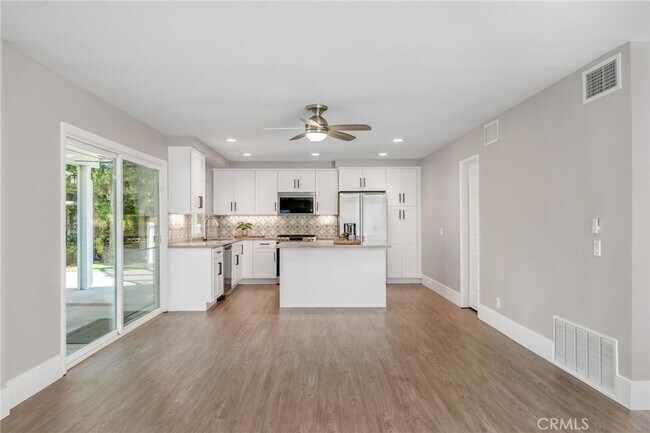 Building Photo - 33372 Breezy Pl