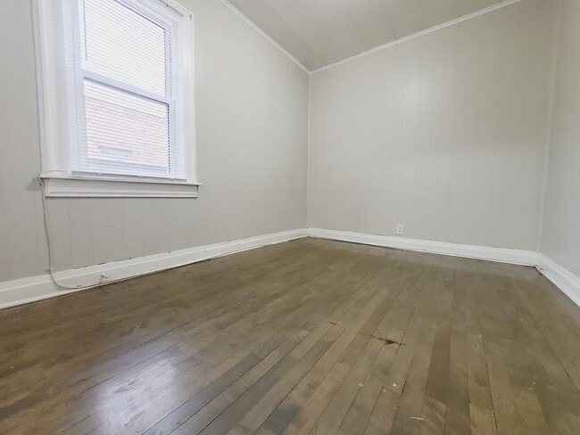 Building Photo - Renovated 2 Bedroom 1 Bathroom In East Chi...