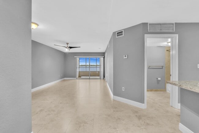 Building Photo - 2811 N Oakland Forest Dr