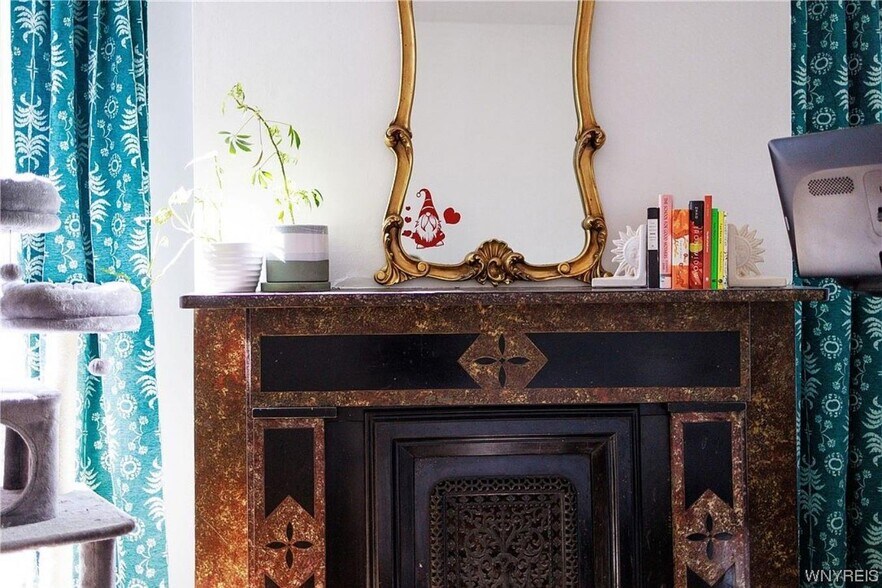 Building Photo - 129 College St