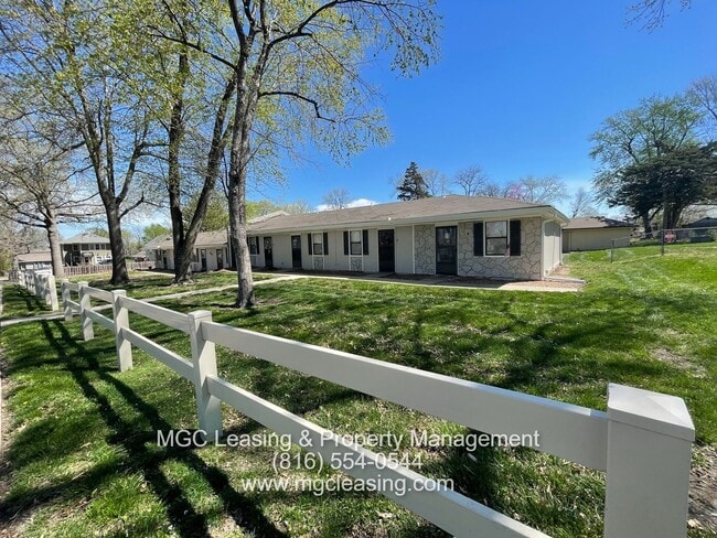 Building Photo - Le Grand Apartments Available for your May move in.