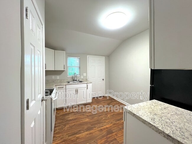 Building Photo - 2633 Kenhill Dr