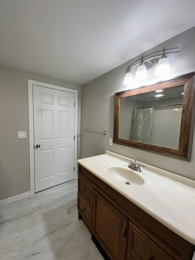 Building Photo - $500 Off March 2026 Rent!