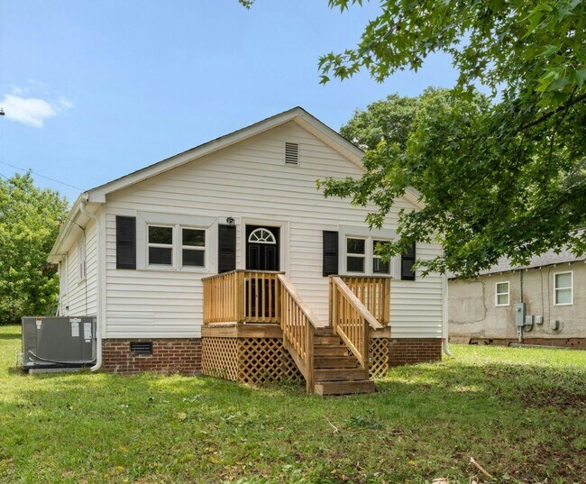 Primary Photo - 901 Skyland St
