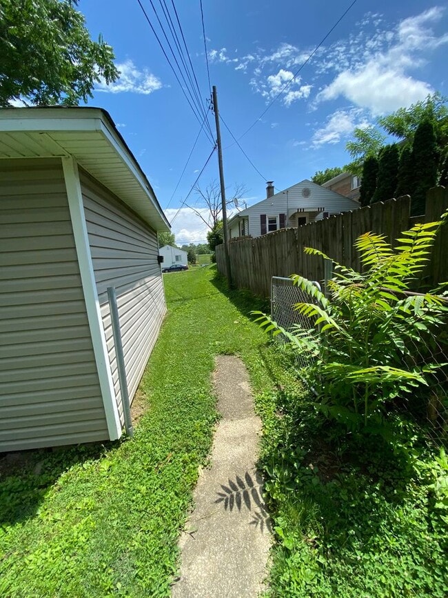 Building Photo - 2 Bedroom House Basement & Garage - Fenced...