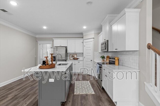 Building Photo - 1043 Linsmore Ave