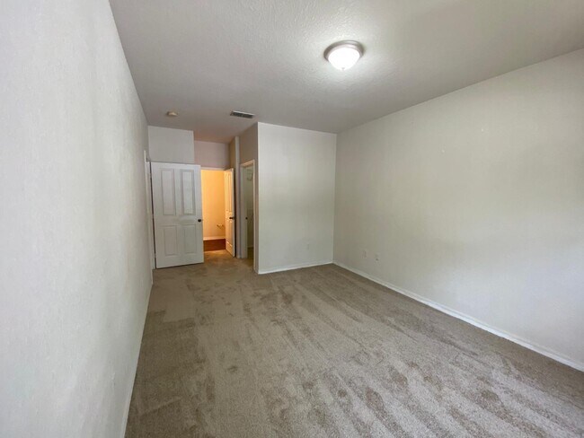 Building Photo - Top floor - 2 Bedrooms, 2 Bathrooms