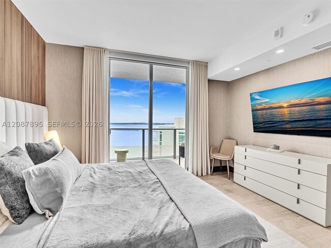 Building Photo - 1300 Brickell Bay Dr