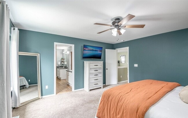 Building Photo - Large 3 bedroom pet friendly home at a gre...