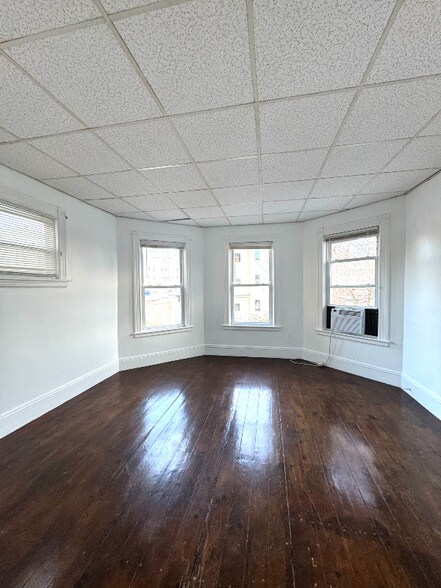 Building Photo - 184 Vernon St