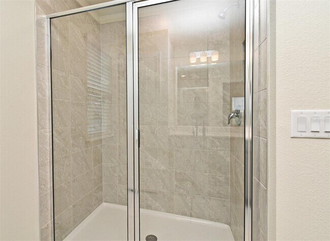 Building Photo - 3101 Emerald Acrs Ln