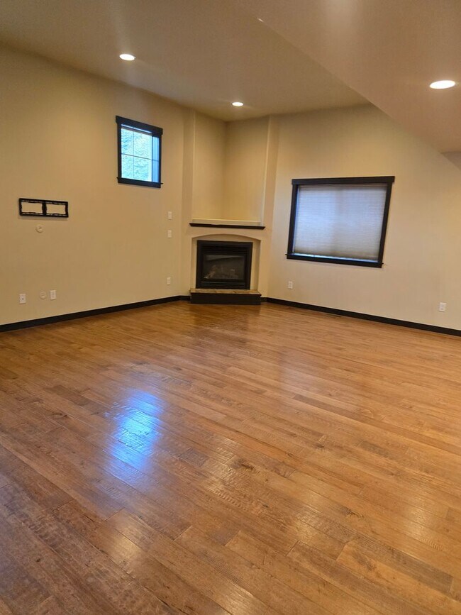 Building Photo - Welcome to this beautiful 4-bedroom, 2.5-b...