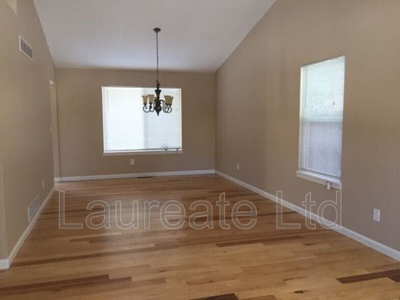 Building Photo - 2072 S Oakland St
