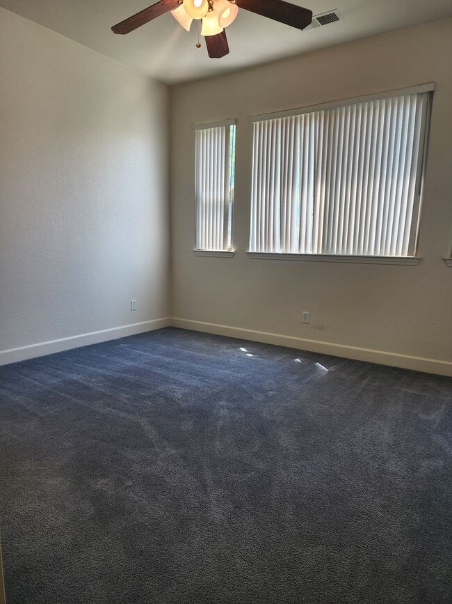 Building Photo - Beautiful Three Bedroom in the Golf Cou...
