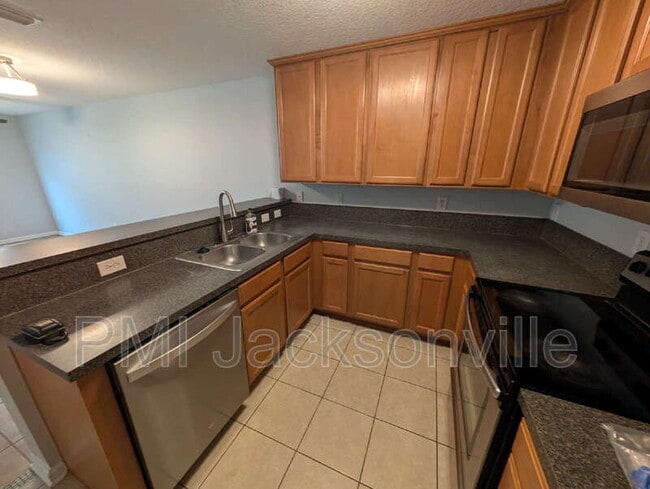 Building Photo - 1048 N Black Cherry Dr