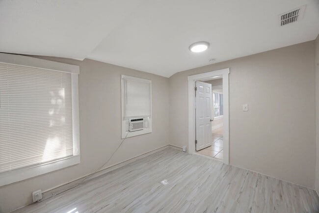 Building Photo - Spacious 2bdrm/1bath home with detached ga...