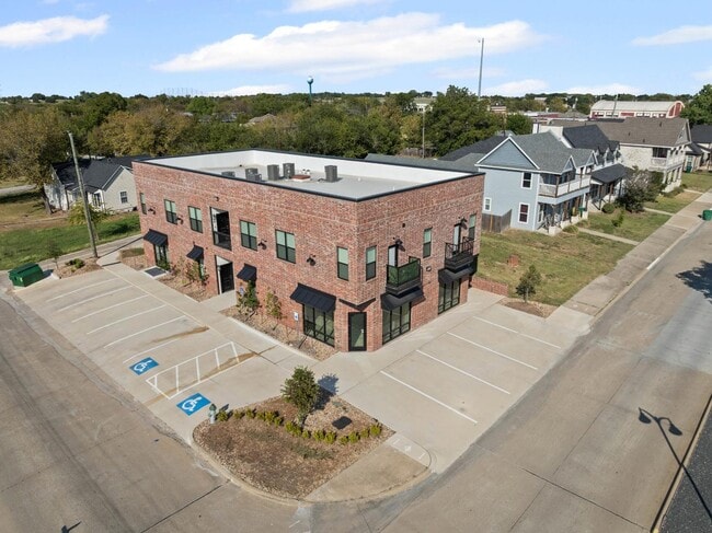 Building Photo - 201 E 5th St