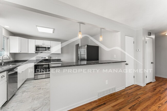 Building Photo - Newly Renovated Half-Duplex with Huge Fenc...