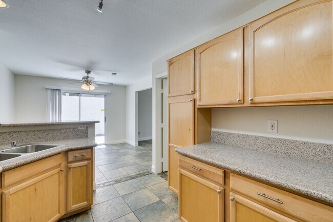 Building Photo - Modern 2 Bed, 2.5 Bath Henderson Townhome