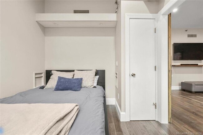 Building Photo - 83 Washington St