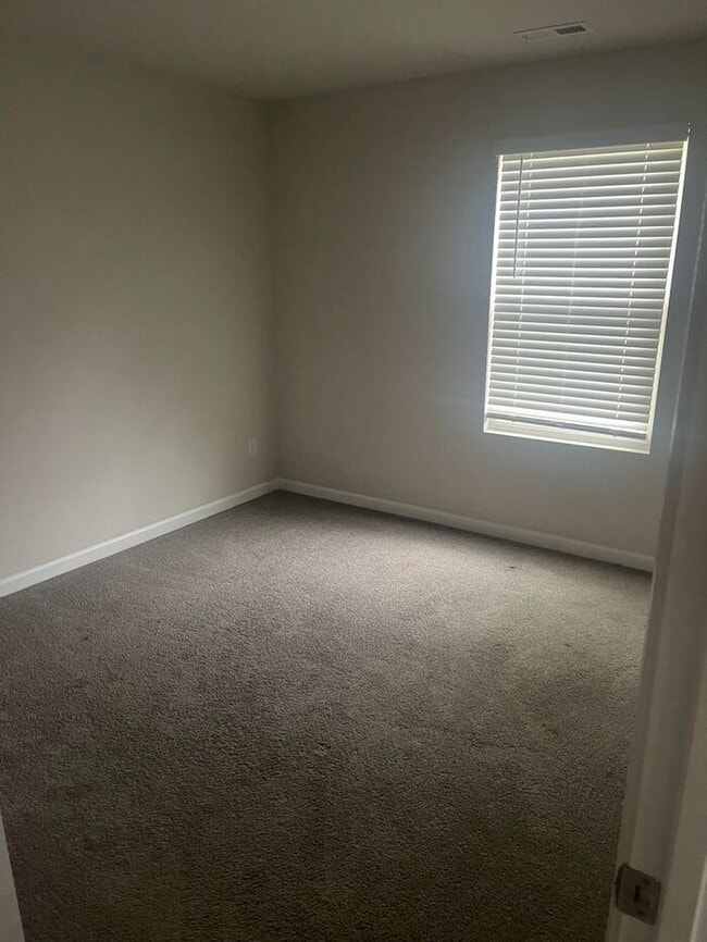 Building Photo - Luxury Living