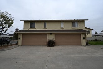 Building Photo - Spacious 3 Bed / 2.5 Bath Townhome in Gated Community – El Cajon