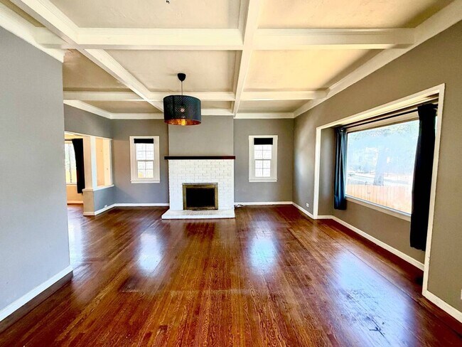Building Photo - Amazing 3 Bedroom, 2 Bath Home with Gated Entry and Extra Studio