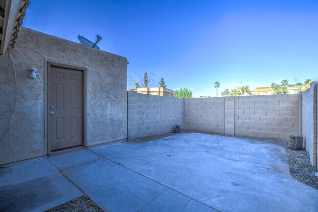 Building Photo - 4648 E Wood St