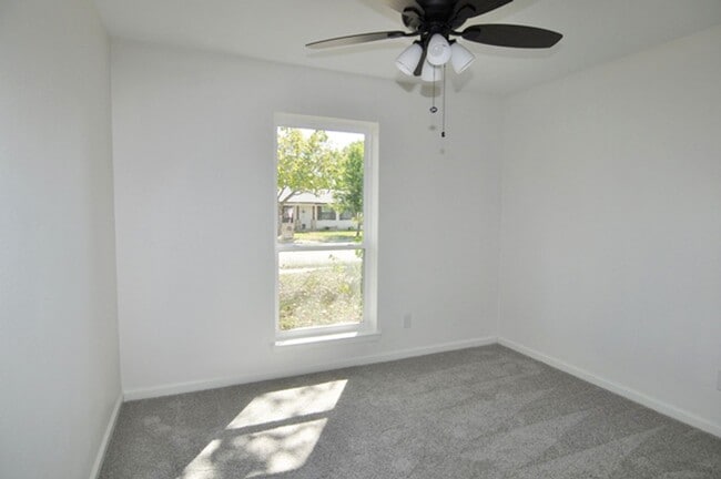 Building Photo - 132 Navajo Dr