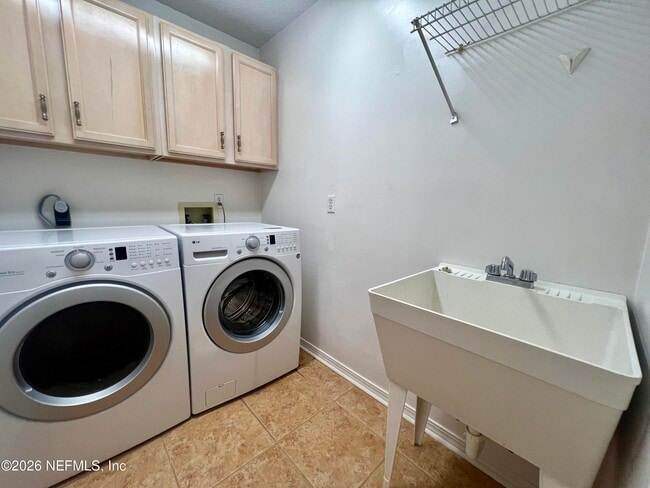 Building Photo - 1800 Castille Dr