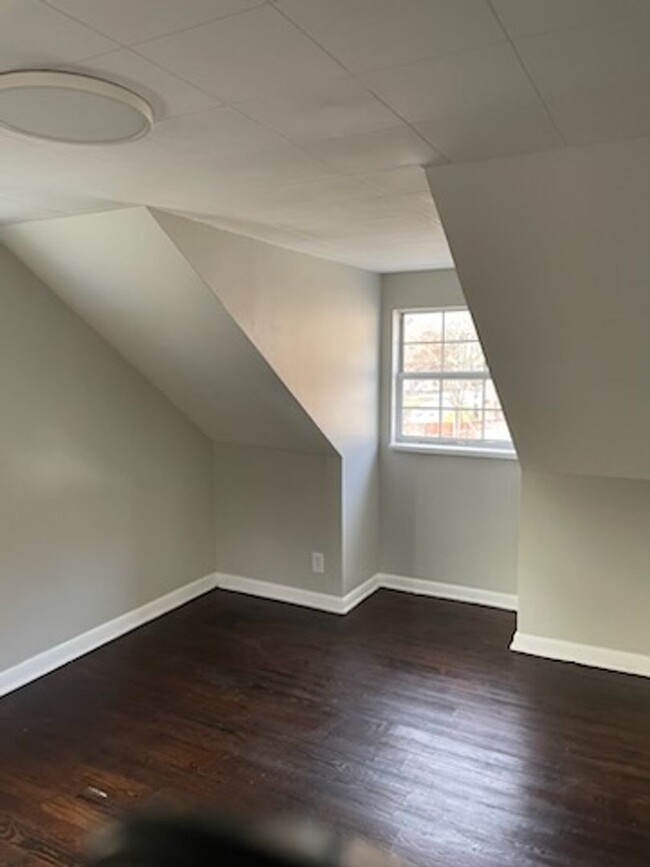 Building Photo - Newly Modern Renovated Three Bedroom Two B...