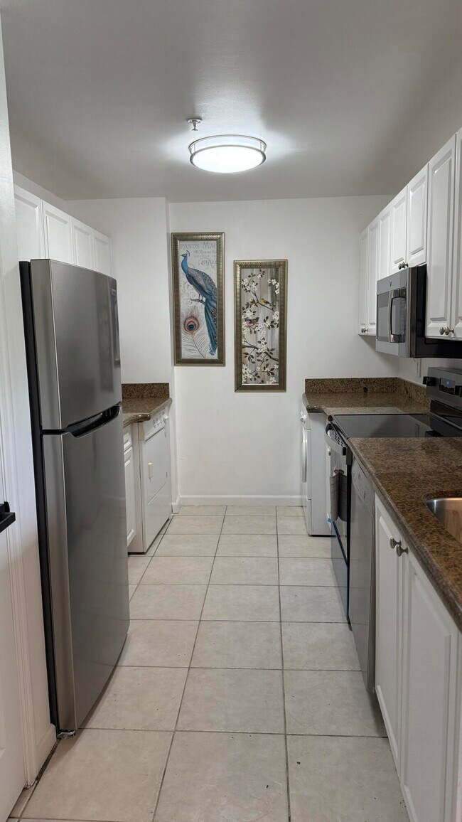 Building Photo - 2080 Greenview Shores Blvd